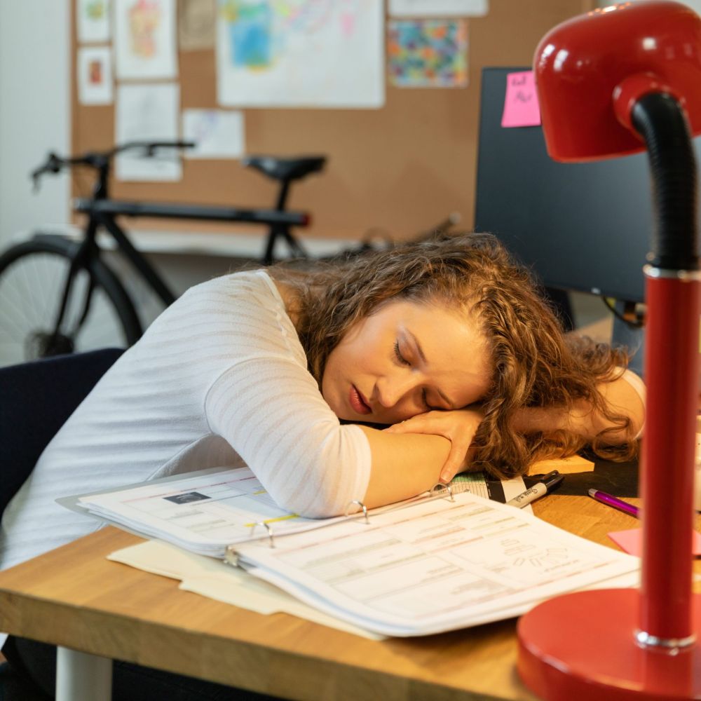 Vrouw heeft hoofdpijn tijdens het thuiswerken