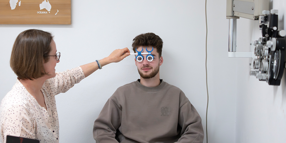 Natalie voert een visueel onderzoek uit